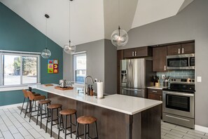 冷蔵庫、電子レンジ、オーブン、コンロ