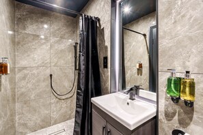 Douche, sèche-cheveux, serviettes fournies, savon