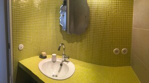 Haartrockner, Handtücher, Seife, Toilettenpapier