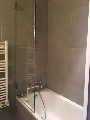 Haartrockner, Handtücher, Seife, Toilettenpapier