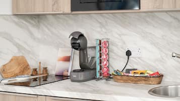 Réfrigérateur, micro-ondes, plaque de cuisson, cafetiÚre/bouilloire