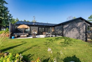Outdoor dining - 
Escape to Paradise: Luxurious Lakefront Home with Stunning Views of Lake Simcoe (Orillia)