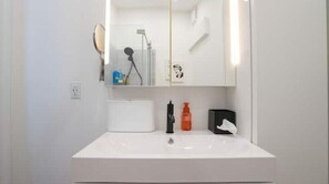 Hair dryer, towels, soap, shampoo - 
Escape to Paradise: Luxurious Lakefront Home with Stunning Views of Lake Simcoe (Orillia)