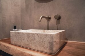 Free toiletries, hair dryer, towels, toilet paper - SLEEP INN ANTWERP - Japandi Lofts (Antwerp)