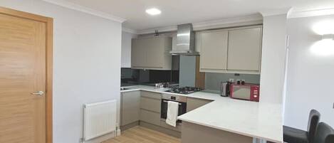 Frigorífico, microondas, horno y tostadora