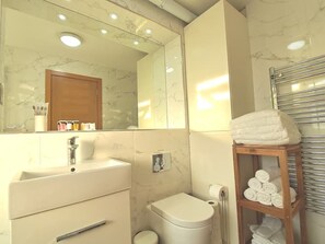 Secador de cabelo, toalhas de banho, sabonete, shampoo