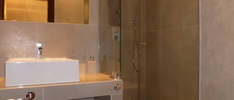 Een douche, een haardroger, een bidet, handdoeken