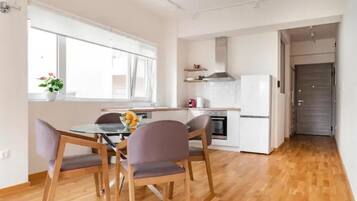 Deluxe-Apartment | Eigene Küche | Großer Kühlschrank, Mikrowelle, Ofen, Geschirrspüler