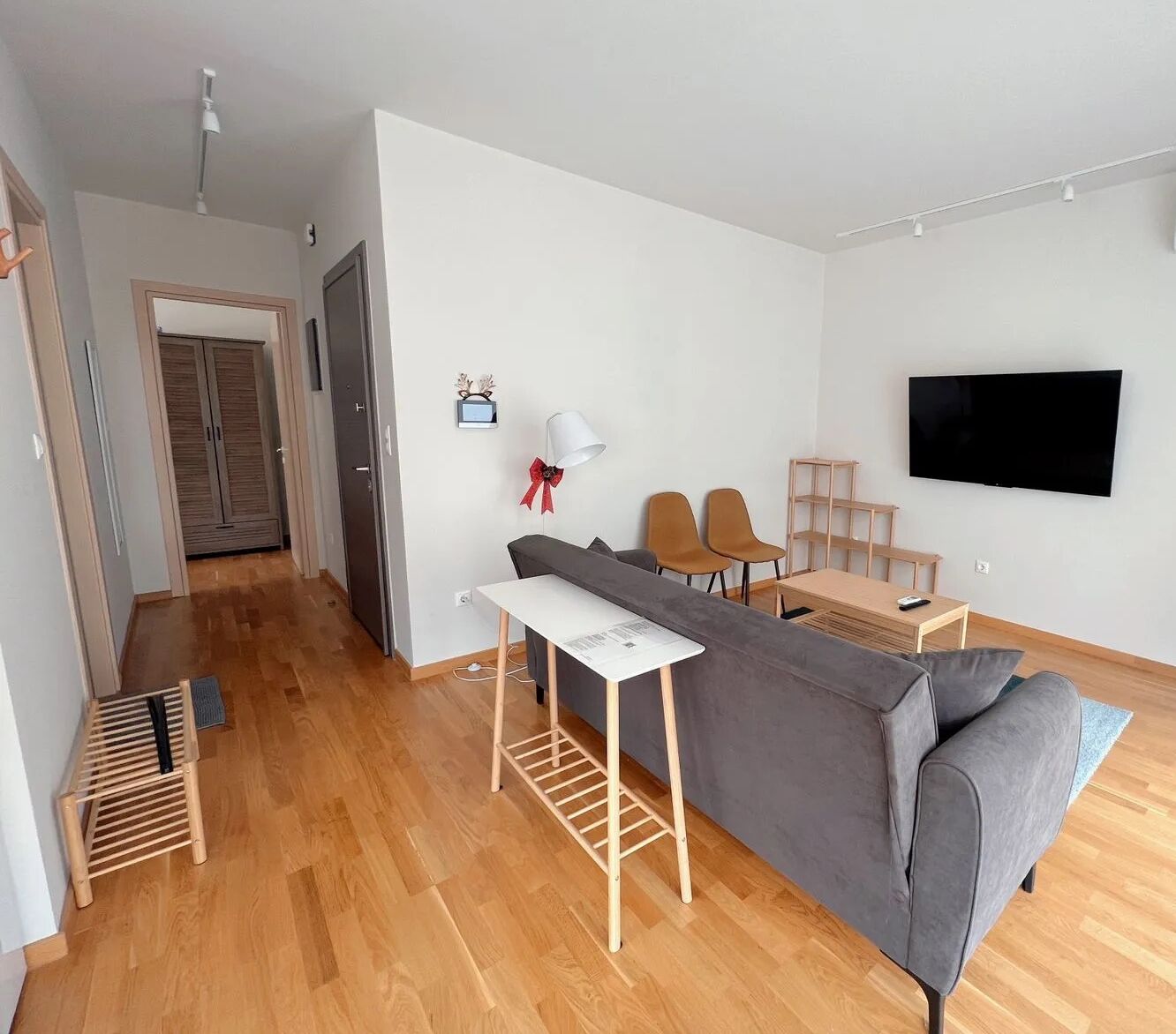 Lägenhet Comfort | Vardagsrum | 42-tums LED-tv med kabelkanaler