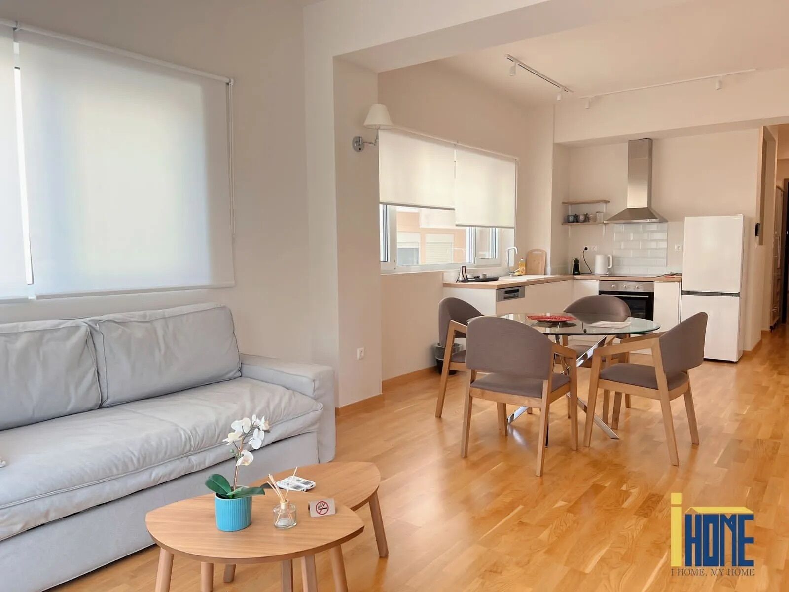 Apartamento luxo | Área de estar | TV LED 42 polegadas com canais a cabo