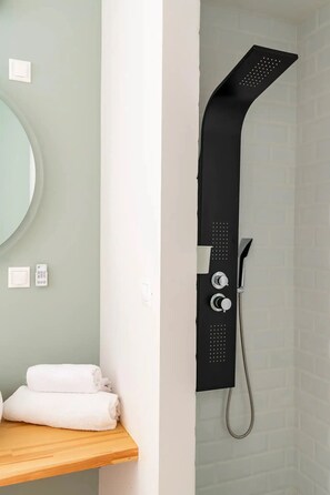 Bathroom shower - Skiathou 12 Glyfada Residences (Glyfada)