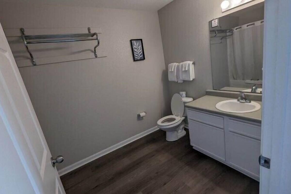 Ein Badezimmer mit Toilette, Waschbecken und Spiegel.