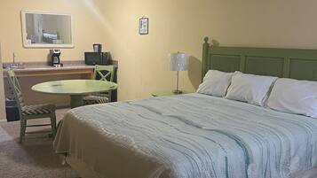 Habitación estándar, vista al río | Espacio para trabajar con laptop y cortinas blackout