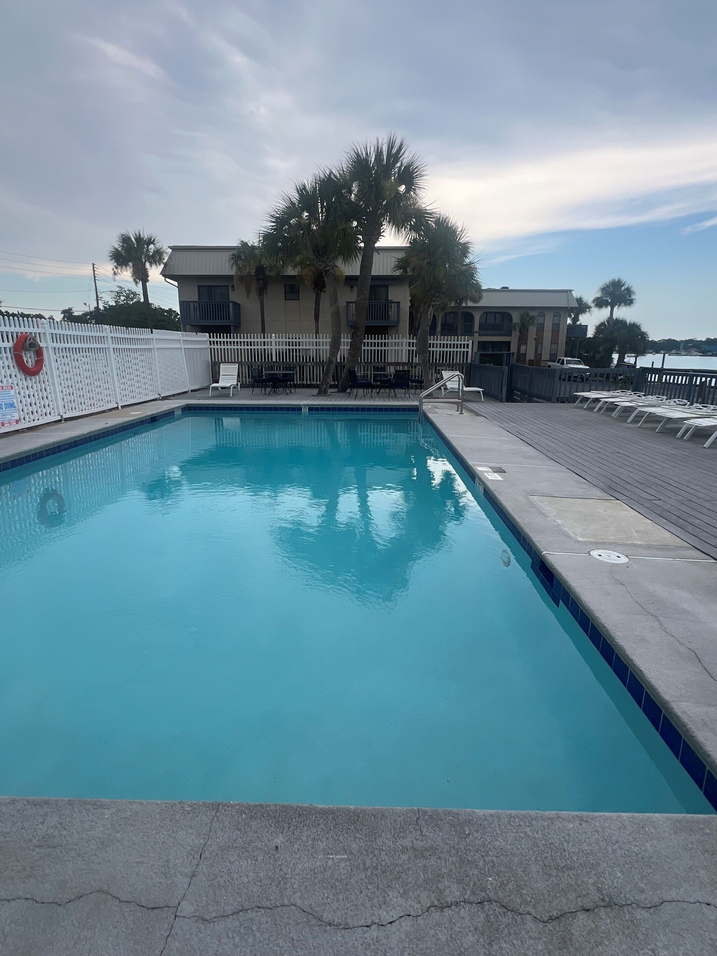 Alberca al aire libre y camastros 