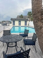 Una piscina al aire libre, tumbonas