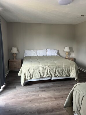 Condo Deluxe, varias camas, cocina | Espacio para trabajar con laptop y cortinas blackout 