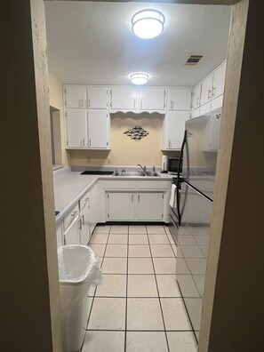 Full-size fridge, microwave, oven, stovetop - The Moorings Hotel and Marina  (Carrabelle)