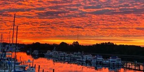 Un puerto deportivo con barcos amarrados al muelle al atardecer.