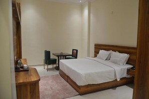 1 bedroom, iron/ironing board, WiFi, bed sheets - Royal Heritage Resort Pilibhit - Executive Room 1 (Amaria)