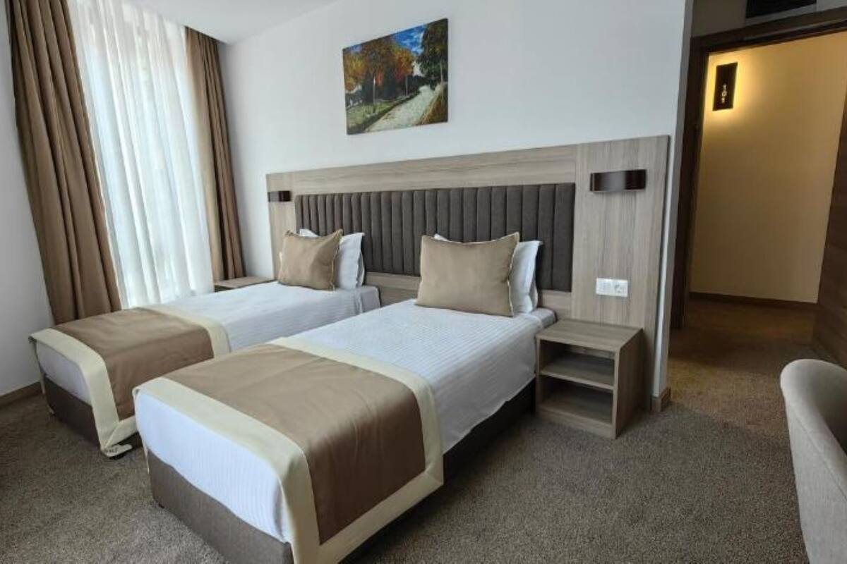 Tomannsrom – deluxe, byutsikt | Sengetøy av topp kvalitet, minibar, safe på rommet og skrivebord