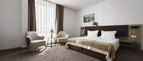 Quarto casal luxo, vista para a cidade | Roupas de cama premium, frigobar, cofres nos quartos, escrivaninha