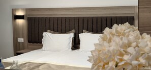 Habitación doble Deluxe, vista a la ciudad | Ropa de cama de alta calidad y minibar