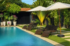 Una piscina al aire libre, camas de piscina gratis