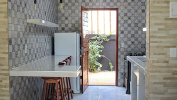 Refrigerador, horno, cafetera expreso, utensilios de cocina