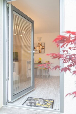 Un intérieur moderne avec une porte-fenêtre coulissante donnant sur un espace repas.
