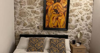 Art House Pagoi, Sleeps 6, Parking, 5 min to Beach