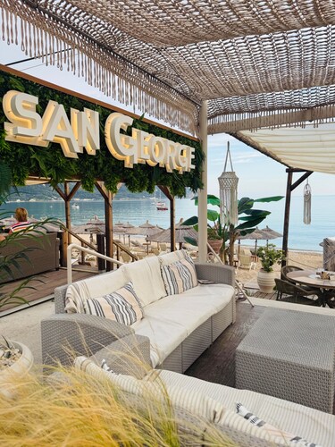 Art House Pagoi, Sleeps 6, Parking, Near The Beach