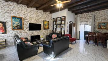 Télévision à écran plat, cheminée