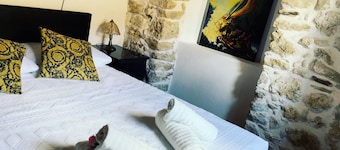 Art House Pagoi, Sleeps 6, Parking, 5 min to Beach