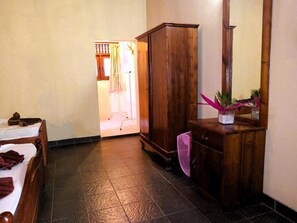 1 habitación, escritorio, tabla de planchar con plancha y wifi