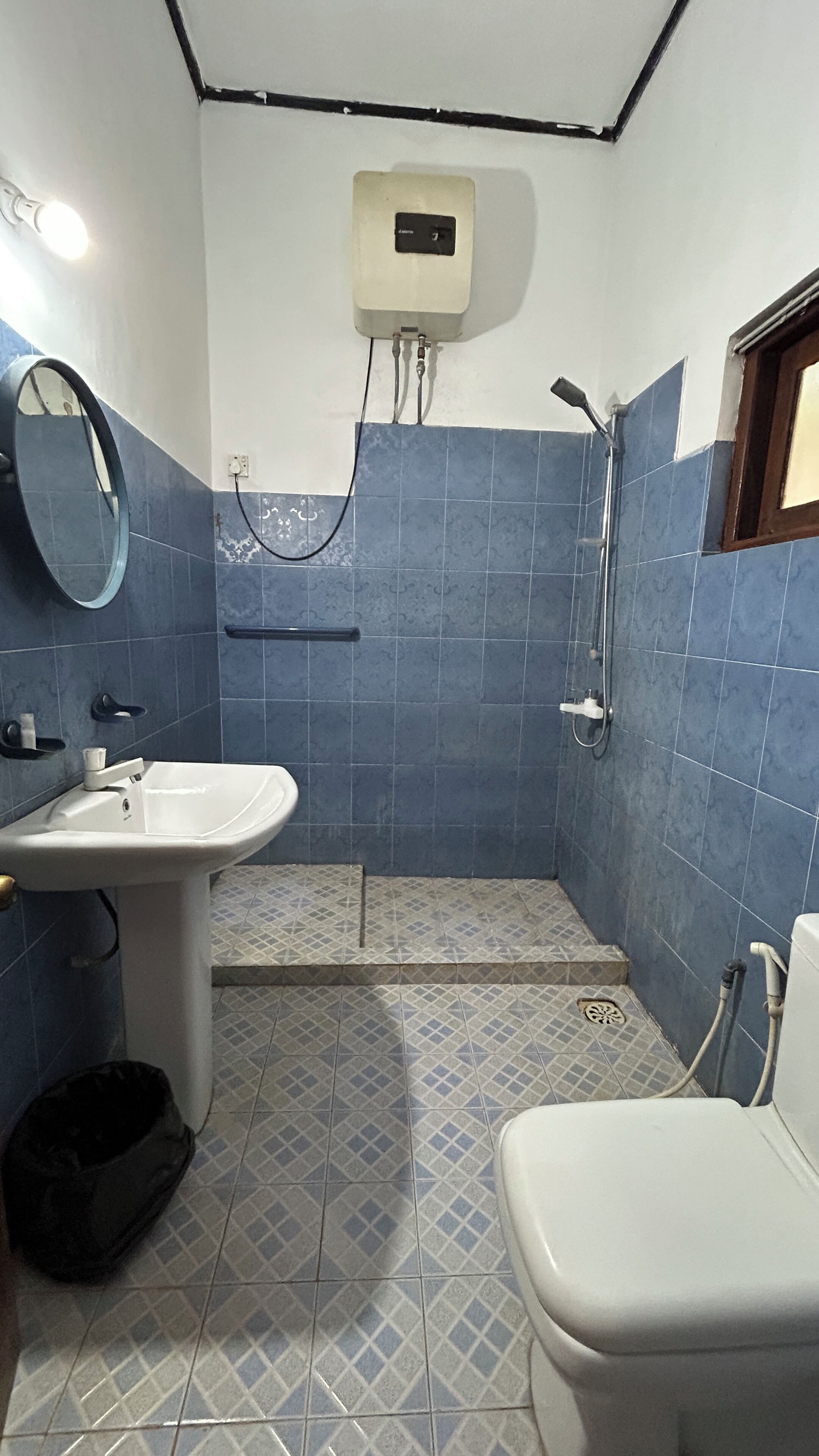 Douche, bidet, serviettes fournies, savon