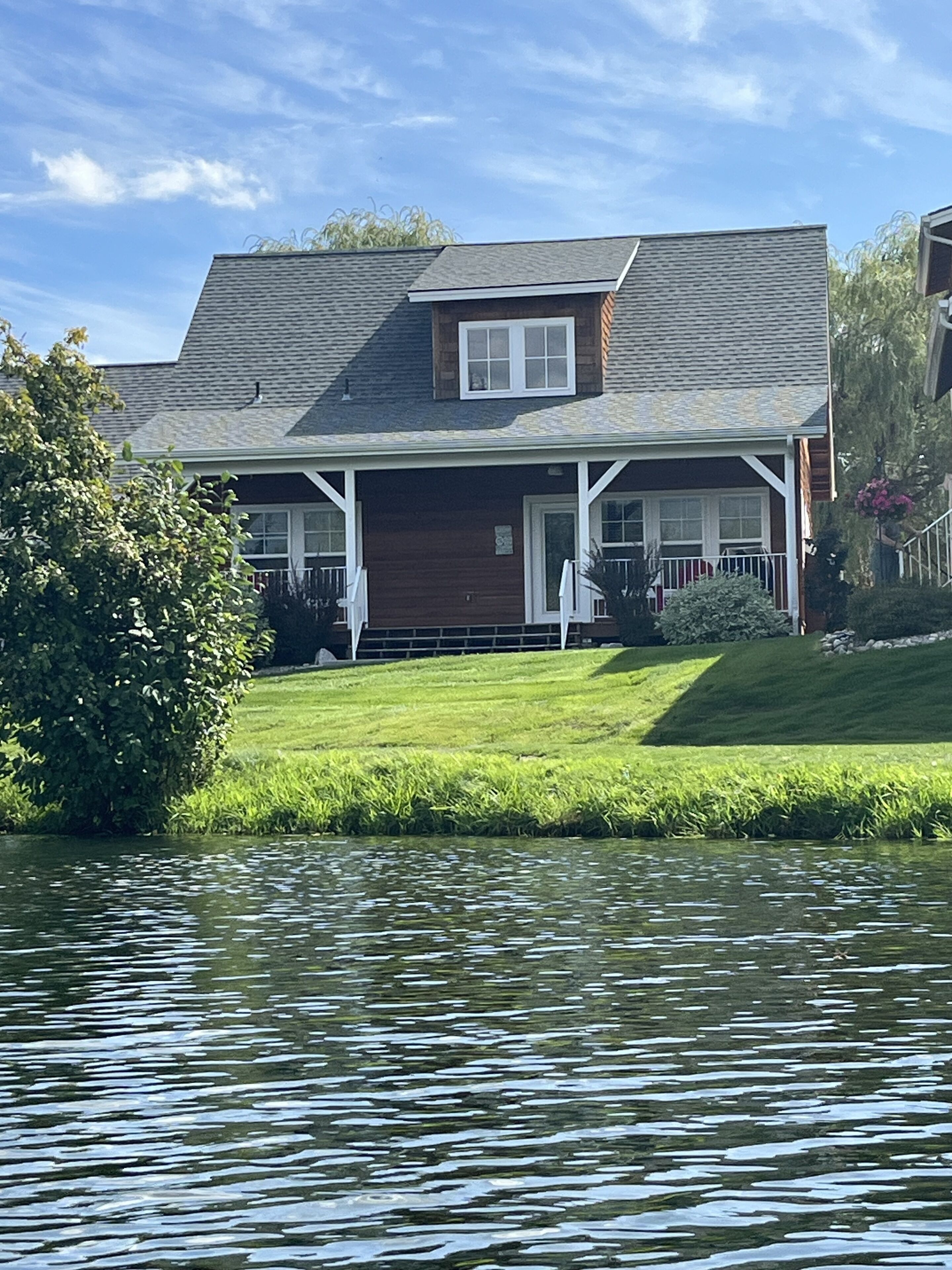 The Johnson House - 3 Bedrooms, 3 Baths Waterfront Parkside Bungalow
