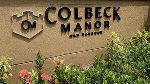 Segnaletica per Colbeck Manor Old Harbour, con logo e testo.