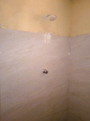 Bidet, Handtücher, Seife, Shampoo