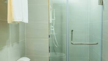 Shower, rainfall showerhead, free toiletries, hair dryer