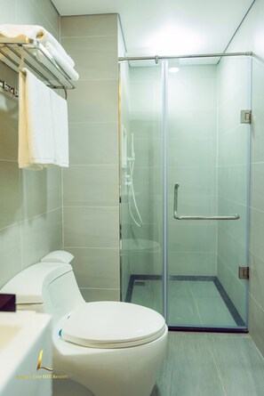 Shower, rainfall showerhead, free toiletries, hair dryer
