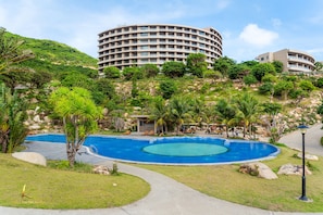 Vista frontal de la propiedad