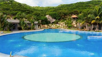 Outdoor pool, pool umbrellas, sun loungers