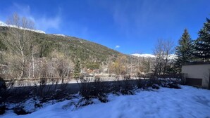 A snowy landscape with a mountain in the background and a building in the foreground. - 250m from ski slopes, terrace, tv, 24m², Serre Chevalier (La Salle-les-Alpes)