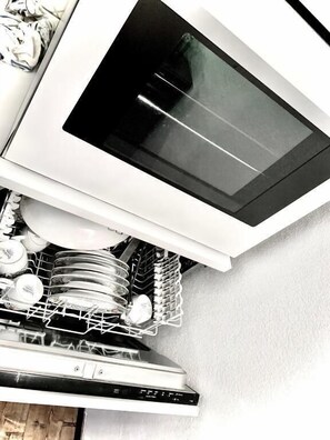 A dishwasher with a digital display and a rack for dishes. - La Maisonette - Casa Vacanze (Laconi)