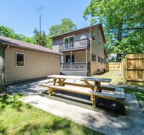 Outdoor dining - Coastal Comfort Meets Beachside Bliss (Muskegon)