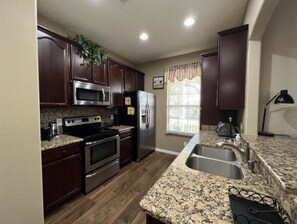 Private kitchen - Windermere Two Bedroom Updated Townhouse Water View,Close to Disney, A+ Location (Windermere)