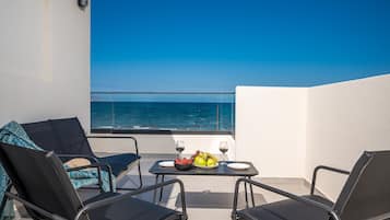 Deluxe Villa, Private Pool, Sea View | 3 bedrooms, laptop workspace, blackout curtains, soundproofing