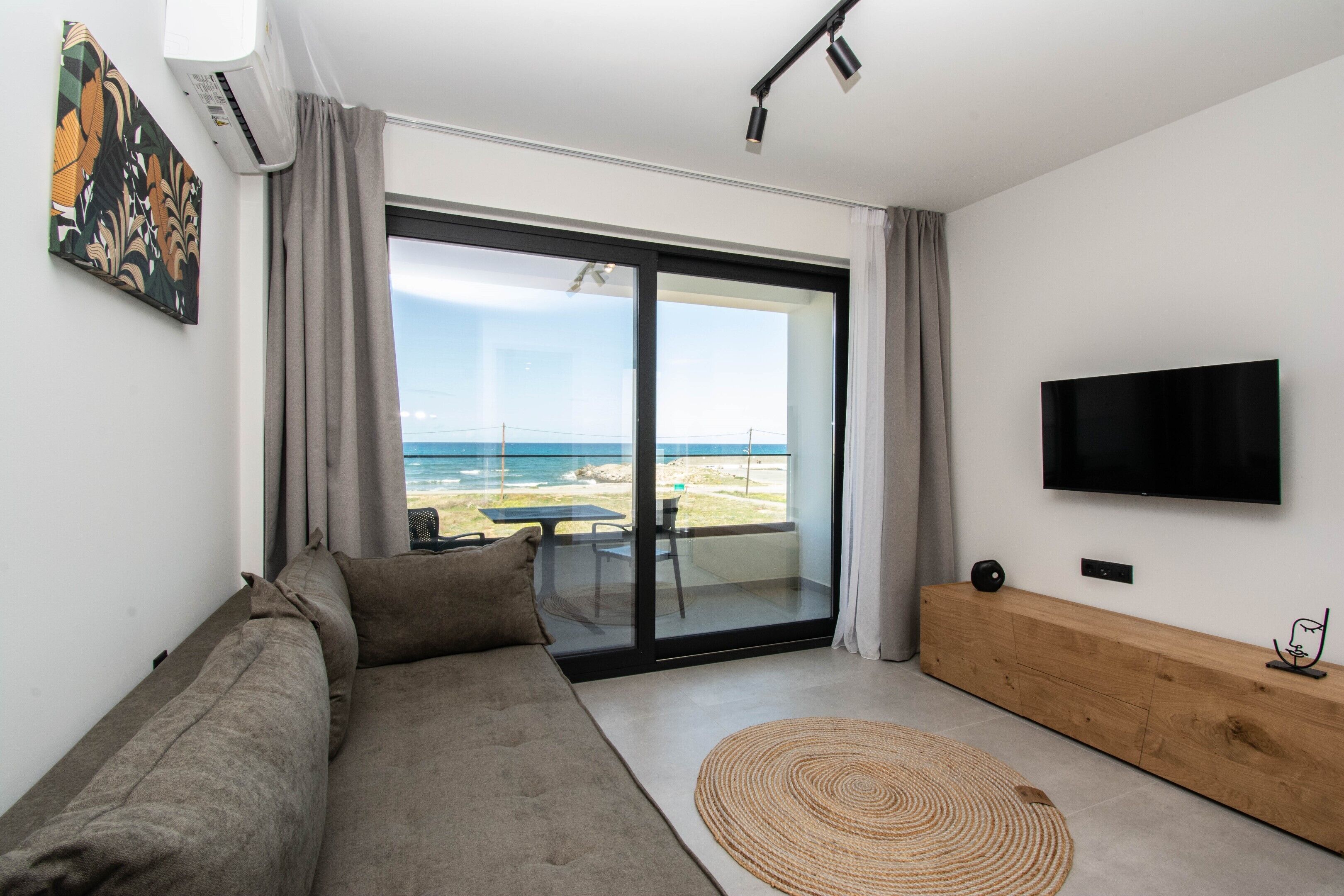 Villa – deluxe, privat basseng, sjøutsikt | Oppholdsområde | En 55-tommers smart-TV med digitale kanaler