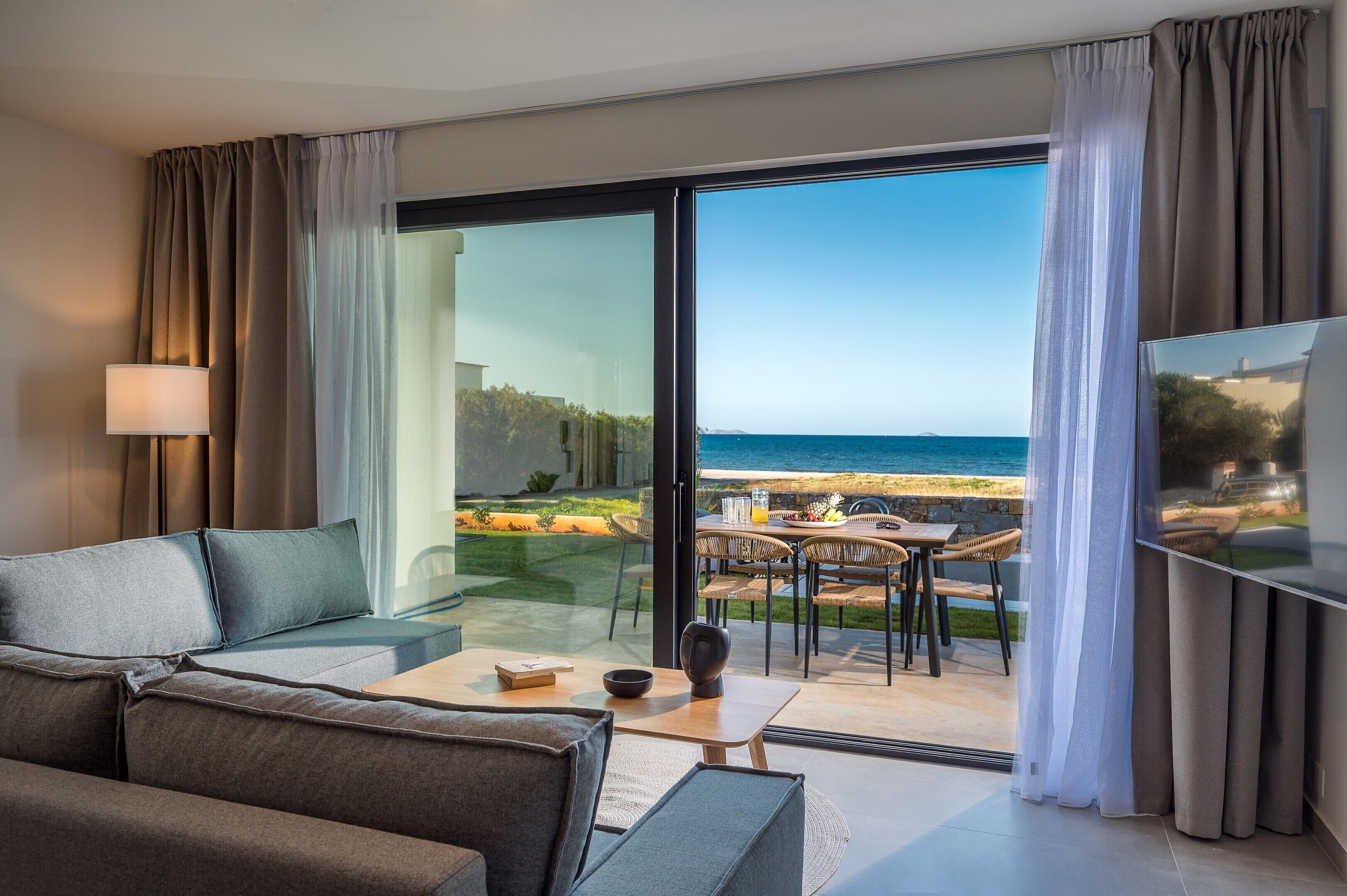 Villa – deluxe, privat basseng, sjøutsikt | Oppholdsområde | En 55-tommers smart-TV med digitale kanaler