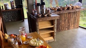 Ein reichhaltiges Frühstücksbuffet mit verschiedenen Früchten, Joghurt und Getränken.